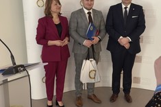 III miejsce: mgr inż. Kamil Lewkowicz Tytuł pracy: Rozwiązania konstrukcyjno-materiałowe przegród budowlanych oraz rozwiązania instalacyjne w budynkach mieszkalnych różnych typów – wpływ zużycia energii.  Opiekun: dr inż. Aleksander Starakiewicz; Katedra Budownictwa Ogólnego