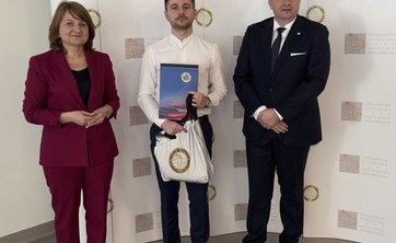 I miejsce: mgr inż. Paweł Rembisz Tytuł pracy: Projekt technologiczny budowy nasypu drogowego z wypełnieniem mieszanką pyłowo żużlową Opiekun: dr inż. Aleksander Duda; Katedra Dróg i Mostów